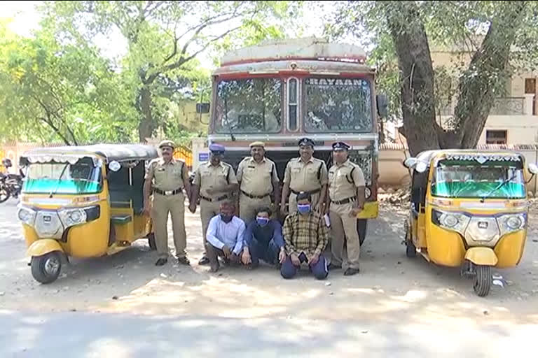 karimnagar-police-arrested-thieves-who-theft-the-vehicle-lorry-and-auto-in-karimnagar-district