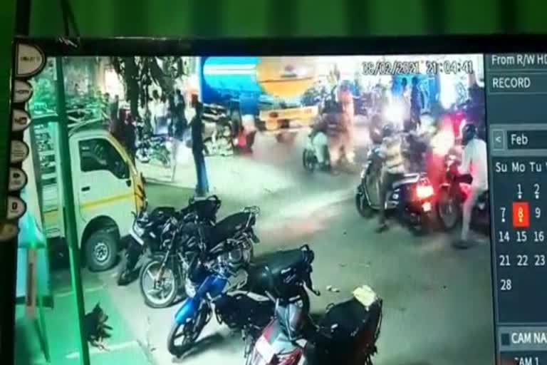 Bike accident news  இருசக்கர வாகனம் லாரி மீது விபத்து  திருப்பூரில் இருசக்கர வாகன விபத்து  இருசக்கர வாகன விபத்து  Two-wheeler collides with truck  Tiruppur Bike Accident  Bike Collides With Truck In Tiruppur  Bike Accident CCTV Footages