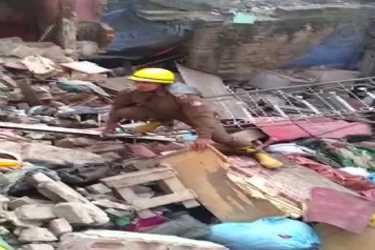 5 rescued after house collapses in Delhi  Delhi  Delhi latest news  ഡല്‍ഹിയില്‍ വീട് തകര്‍ന്നു  ഡല്‍ഹി  അഞ്ച് പേരെ രക്ഷപ്പെടുത്തി  ഡല്‍ഹി വാര്‍ത്തകള്‍