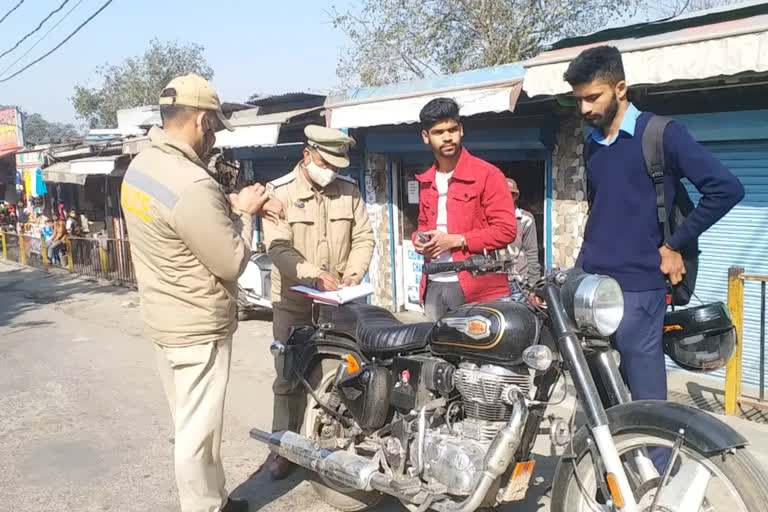 Police begins action against two-wheeler drivers in Bilaspur
