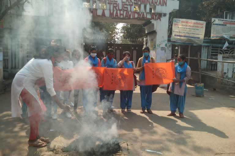 angry girls burnt effigy of principal of sslnt college in dhanbad