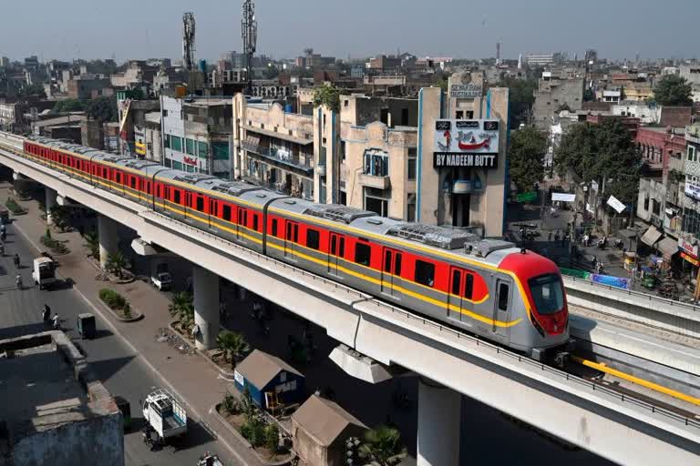 cracks in walls of homes near hauz khas in delhi due to metro