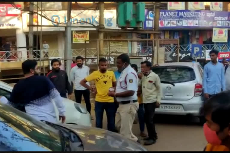 police locked the Car who park in main road