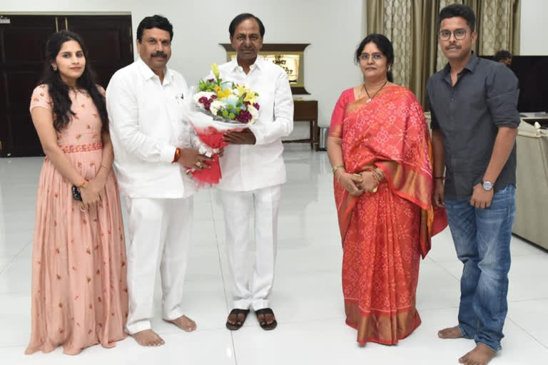 Cm kcr birthday Greetings to Srinivas reddy at pragathi bhavan