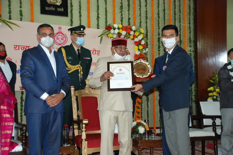 volunteer-ankit-yadav-of-agriculture-university-honored-by-governor