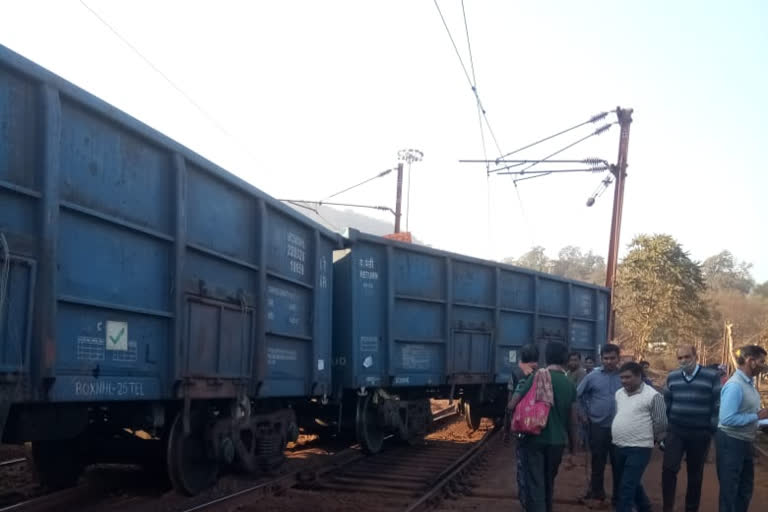 3 coaches of goods train derailed in Chaibasa