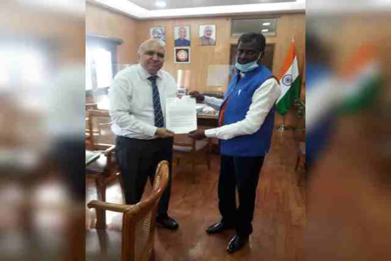 mp-sunil-soren-handed-over-a-list-of-demands-to-chairman-of-railway-board