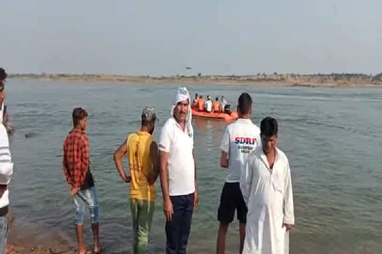 Young man jumped into chambal river