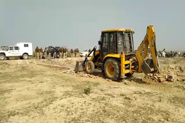 पूर्व बाहुबली सांसद अतीक अहमद के रिश्तेदारों की प्रॉपर्टी सील