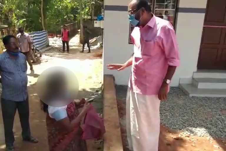 women suicide attempt in front of Neyyattinkara MLA  നെയ്യാറ്റിൻകര എംഎൽഎയുടെ മുന്നിൽ വിട്ടമ്മയുടെ ആത്മഹത്യാശ്രമം  ഭാസ്‌കർ നഗർ കോളനി നിവാസി രമണി  തിരുവനന്തപുരം