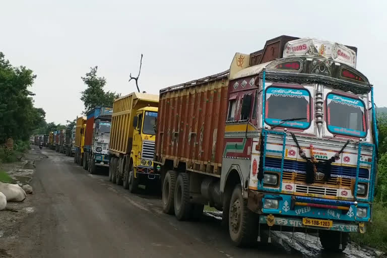 vehicles keeps passing without challan in mirza chowki border