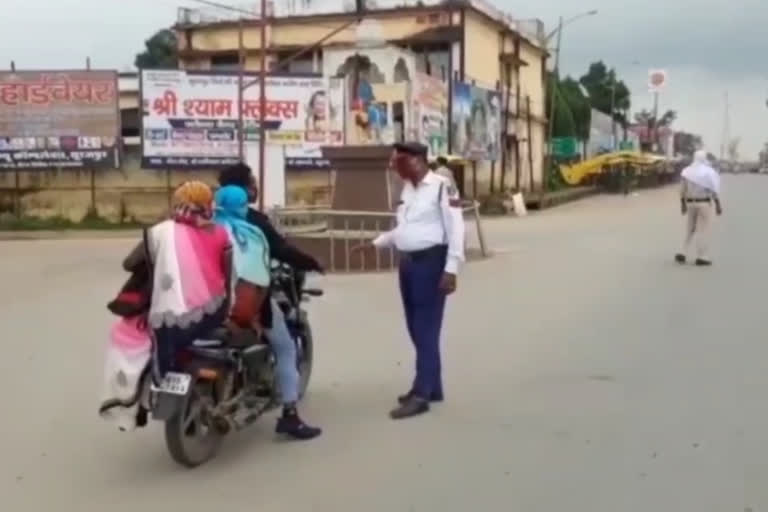 Police is spreading awareness about traffic rules in surajpur