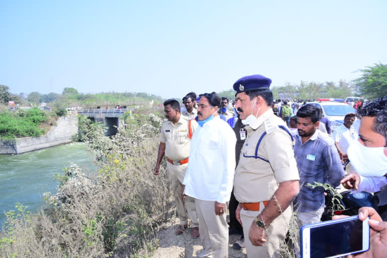 Car plunged into canal, killed three