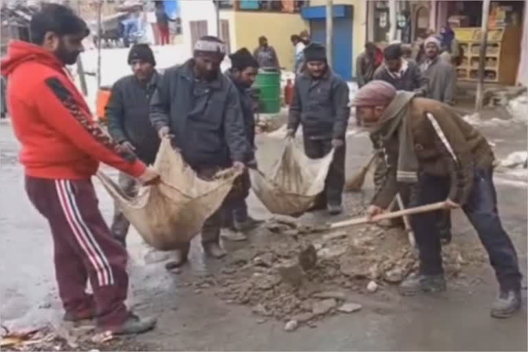 Municipal Committee Devsar employees cleaning Zeyarat Shareef waltingoo road