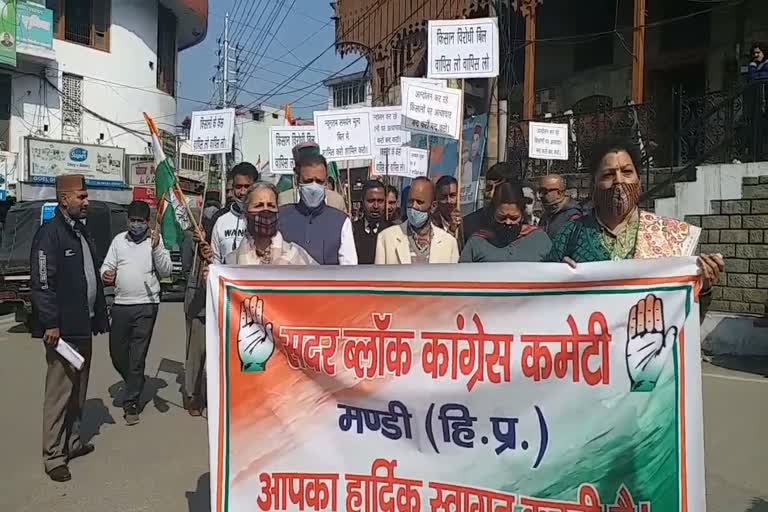 Congress committee Protest in support of farmers in Mandi