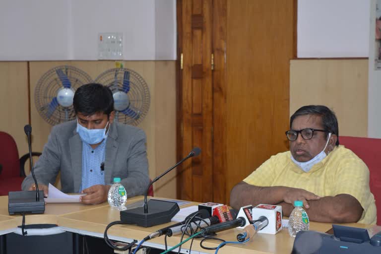 divisional-railway-manager-held-press-conference-on-issue-of-railway-budget-in-bilaspur