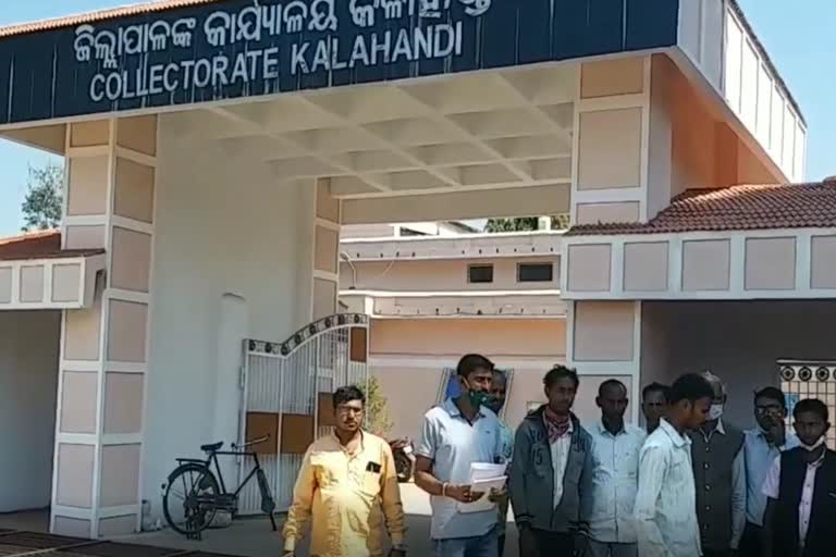 villagers-protest-against-school-shuts-in-kalahandi