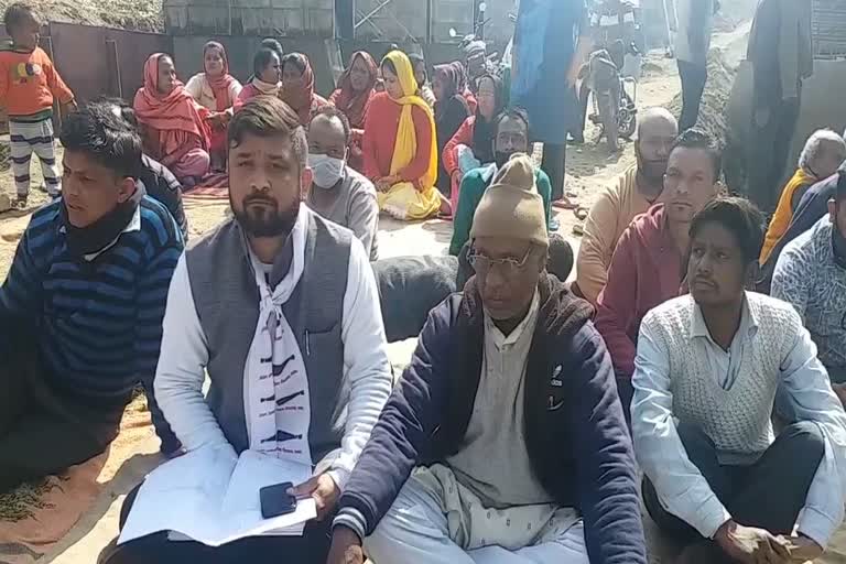 people demonstrated against railway