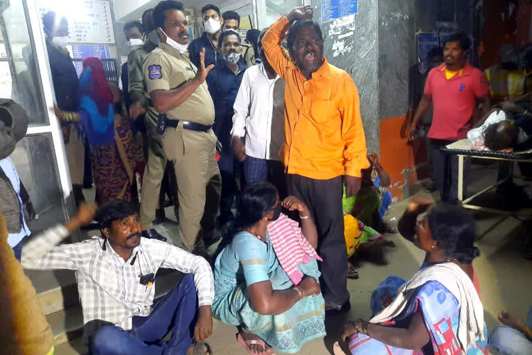 protest with dead body at government general hospital in mahabubnagar district