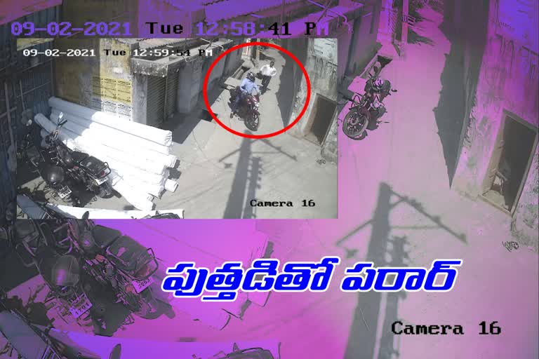 cheating-to-polishing-the-ornaments-and-theft-gold-in-karimnagar