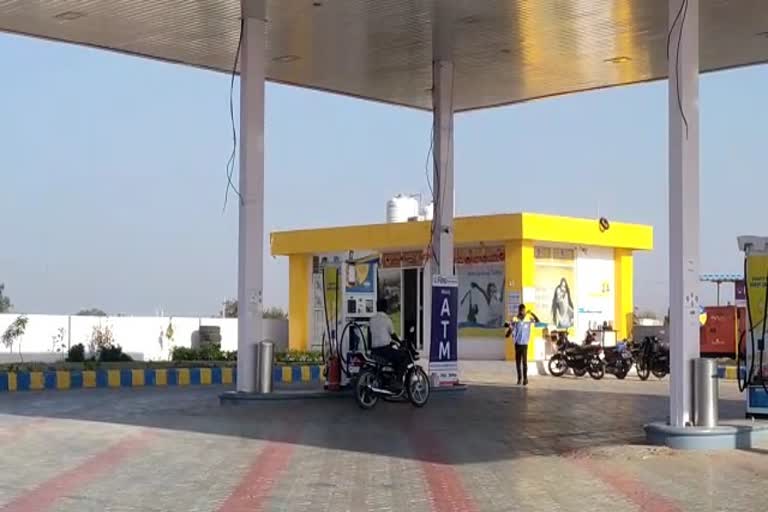 पेट्रोल पंप पर लूट, Robbed at petrol pump