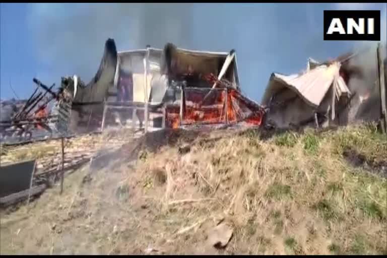 വീടുകൾക്ക് തീ പിടിച്ചു  houses gutted fire in Shimla  ഷിംല  Shimla  ഹിമാചൽ പ്രദേശ്