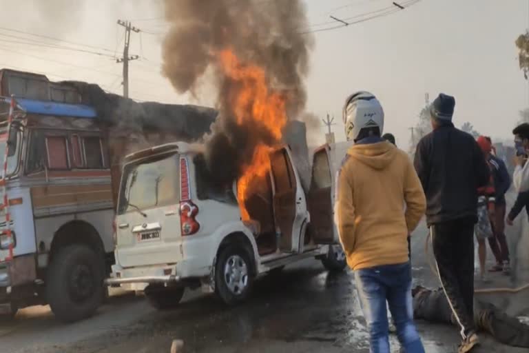 sudden-fire-in-a-moving-car-in-koderma