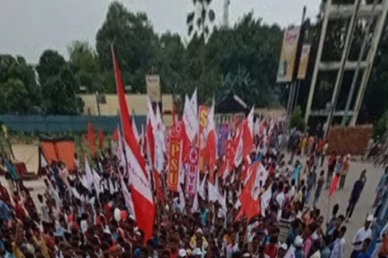 Left activists clash with police  clash with police in Kolkata  CPI(M) clash with kolkata police  കൊൽക്കത്തയിൽ ഇടത് പ്രവർത്തകരും പൊലീസും തമ്മിൽ സംഘർഷം  കൊൽക്കത്ത  കൊൽക്കത്ത സംഘർഷം  ഇടത് പ്രവർത്തകരും പൊലീസും തമ്മിൽ സംഘർഷം  മമത ബാനർജി