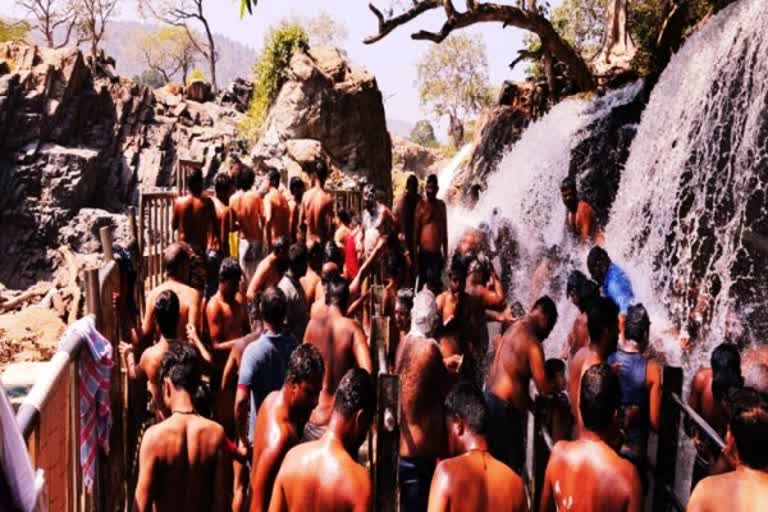 ஒகேனக்கல்லில் புனித நீராட குவிந்த சுற்றுலா பயணிகள்  ஒகேனக்கல்லில் குவிந்த சுற்றுலா பயணிகள்  தை அமாவாசை  Thai Ammavasai  Tourists flock to the holy bath at Hogenakkal  Tourists congregate in Hogenakkal