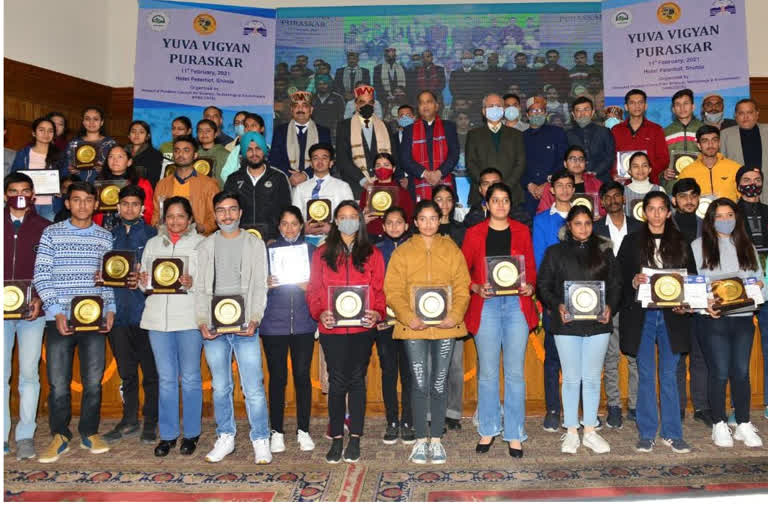 meritorious-students-of-hamirpur-honored-by-chief-minister