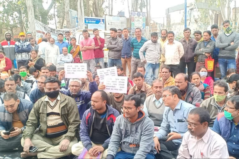 old-malda-block-office-workers-protesting-in-malda