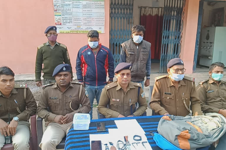 2 thief arrested in bokaro while stealing scorpio