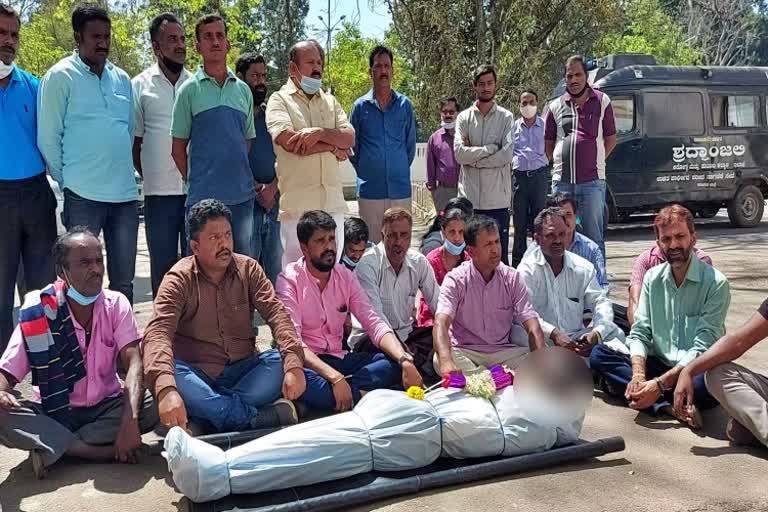 sakaleshpura-villagers-make-protest-against-govt-about-elephant-attack