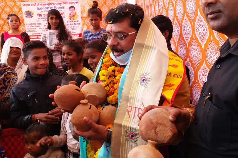 children gave piggy bank for ram temple