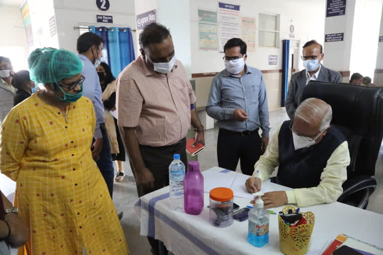 During the inspection, the Divisional Commissioner gave many instructions to the officers.