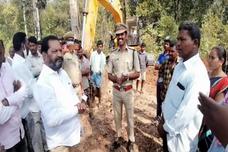 Zp chairman Koram Kanakayya blocked the trench work under the supervision