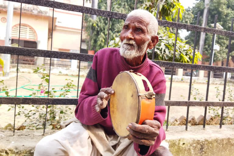 खंजड़ी बजाकर अपना दुख सुनाते हैं सीताराम