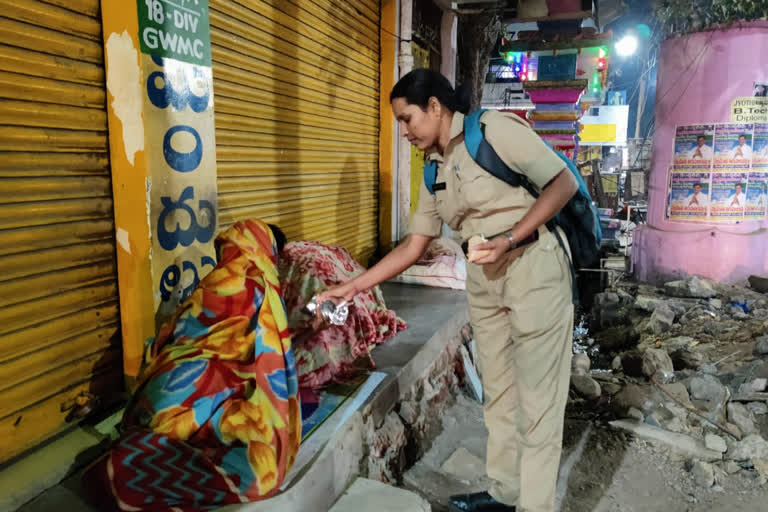 Warangal district  a woman constable has received many praises for satisfying the hunger of those who are starving.