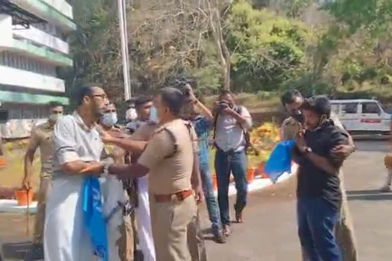 Conflict in KSU protest Agricultural University Controversy  KSU protest  തൃശൂർ  പിൻവാതിൽ നിയമനം  കെഎസ്‌യു പ്രതിഷേധം  അഡ്‌മിൻസ്ട്രേറ്റിവ് ബ്ലോക്ക്