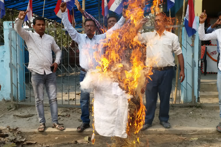 ধুবুৰীত অগপ কাৰ্যালয়ত  বিজেপি নেতাৰ পুত্তলিকা দাহ