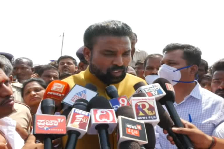 Minister Sriramulu give tong to Anandhsingh