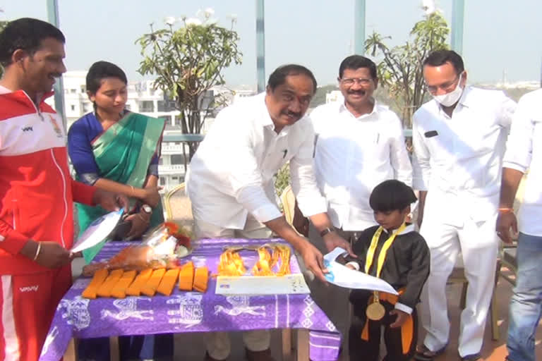 MLA Dr. Sanjay Kumar presented prizes to the students who excelled in karate