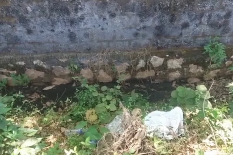 മലിന്യം  Complaint toilet waste dumped roadside  റോഡരുകിൽ കക്കൂസ് മാലിന്യം തള്ളിയതായി പരാതി  കൊല്ലം