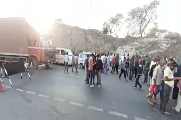 सड़क हादसे की खबर  राजस्थान में सड़क हादसा  नेशनल हाईवे नंबर 8  उदयपुर न्यूज  Udaipur News  National highway number 8  Udaipur Rajsamand Fourlane  Road accident in Rajsamand  News of road accident
