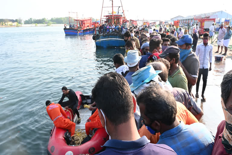 ശക്തികുളങ്ങര ഹാർബർ  ശക്തികുളങ്ങര  കൊല്ലം  മത്സ്യതൊഴിലാളി  പാദർപിയോ  fisherman fall from fishing boat; search continues  Shakthikulangara Harbor  Shakthikulangara  kollam