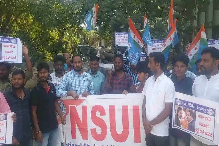 protest by NSUI at shimogga