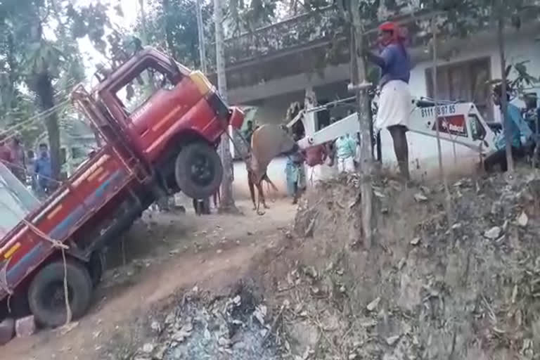 Marble lorry Accident Kozhikode nadapuram  നാദാപുരത്ത്‌ മാർബിൾ ലോറി മറിഞ്ഞു  ആളപയാമില്ല  കോഴിക്കോട്‌ വാർത്ത  kozhikodu news  kerala news  കേരള വാർത്ത