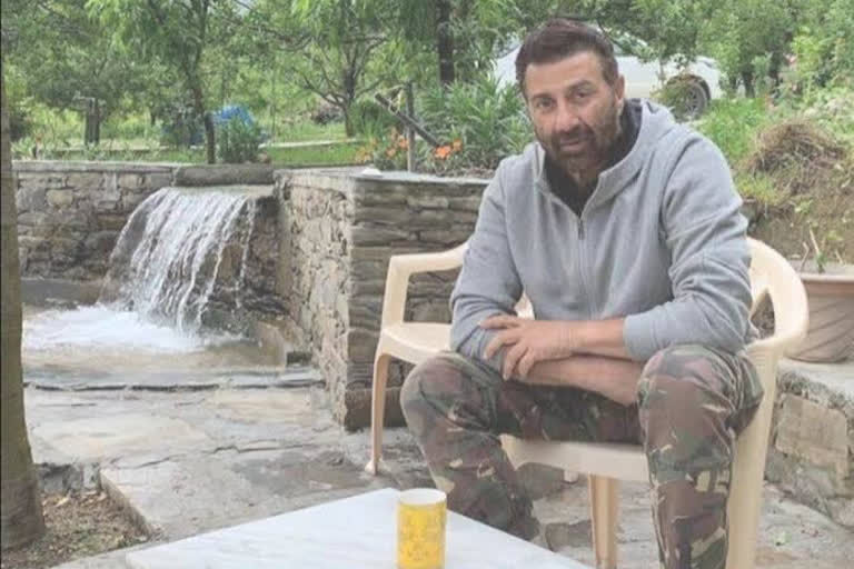 actor-sunny-deol-reach-manali-on-vacation