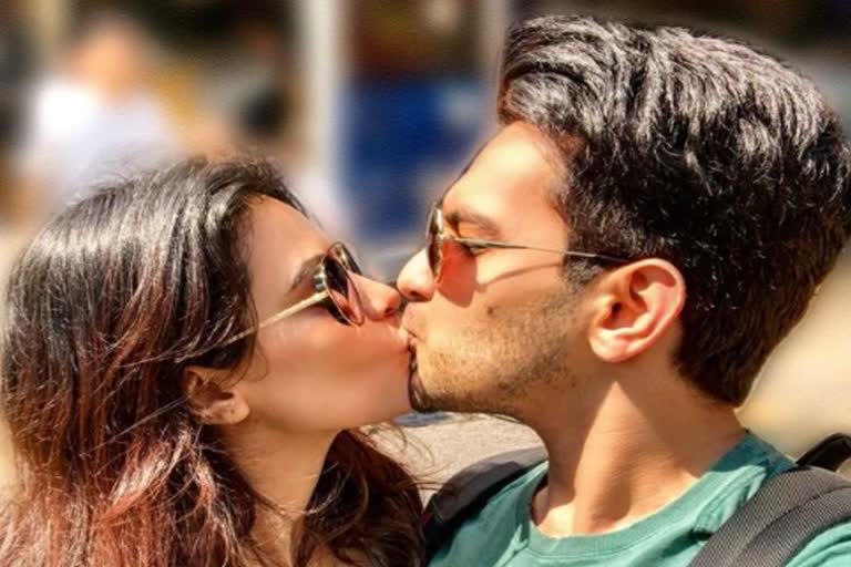 aditya-narayan-and-shweta-agarwal-celebrate-kiss-day