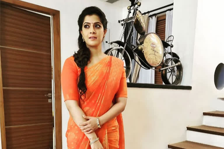 varalaxmi sarath kumar about her role in new movie naandi